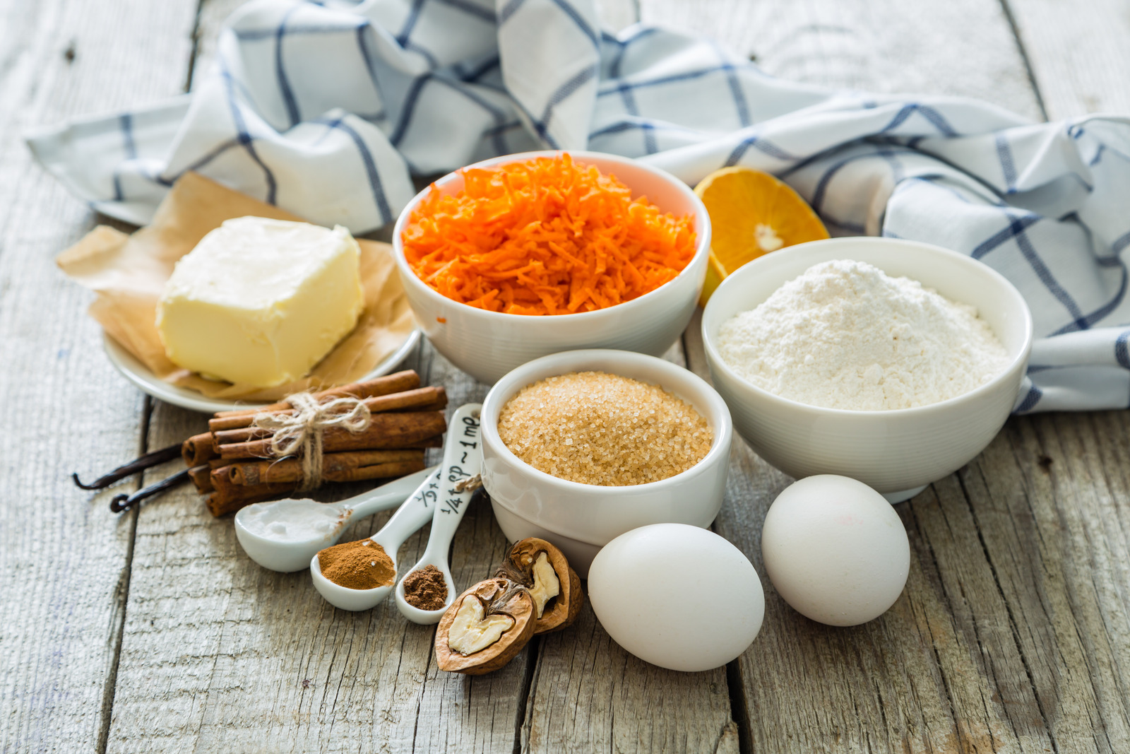 Ingredientes para bolo de cenouras - Foto por Canva