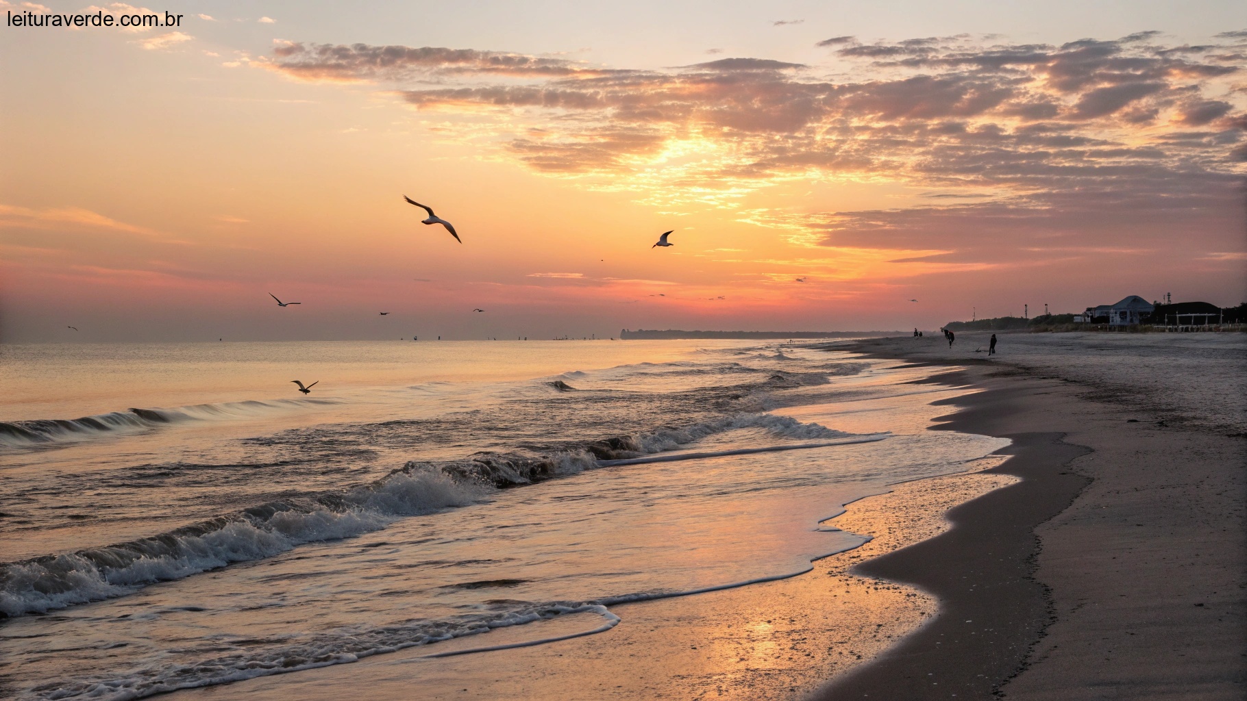 Cena calma de fim de tarde com um pôr do sol dourado sobre uma praia tranquila, ondas suaves tocando a areia e gaivotas voando ao longe