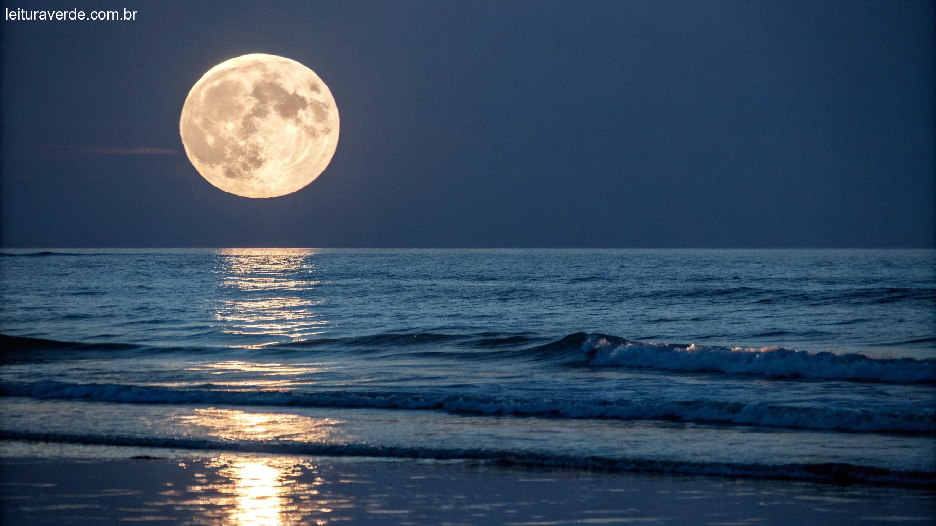 Lua cheia brilhando sobre um oceano tranquilo, com ondas suaves refletindo sua luz, simbolizando influência e serenidade