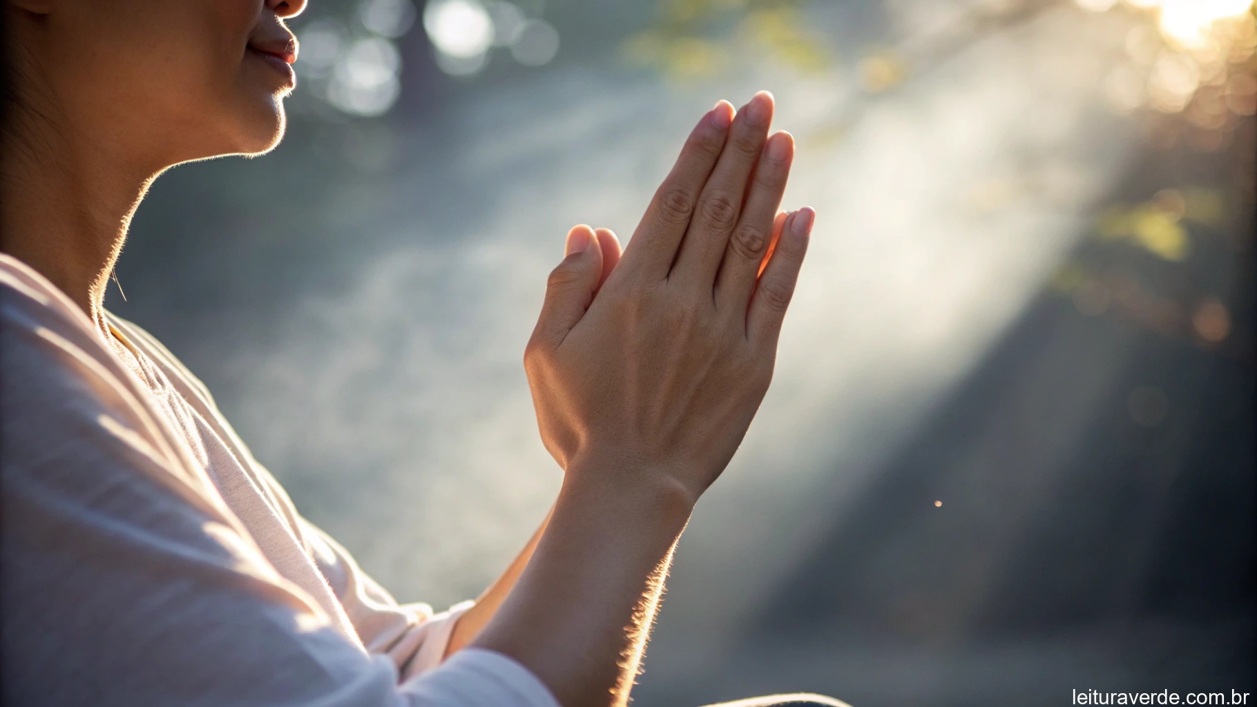 Um par de mãos unidas em oração, com um brilho suave ao redor, simbolizando fé e força espiritual