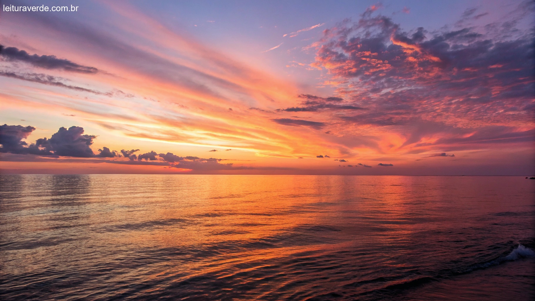 Um pôr do sol tranquilo sobre o oceano, com cores quentes se misturando ao horizonte, simbolizando reflexão e encerramento